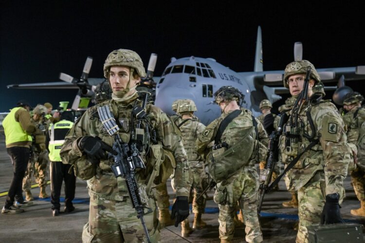 Pierwszych 40 żołnierzy 173 Brygady Powietrznodesantowej Armii USA po zejściu z samolotu wojskowego na Łotwie. Fot. PAP/EPA/GATIS INDREVICS