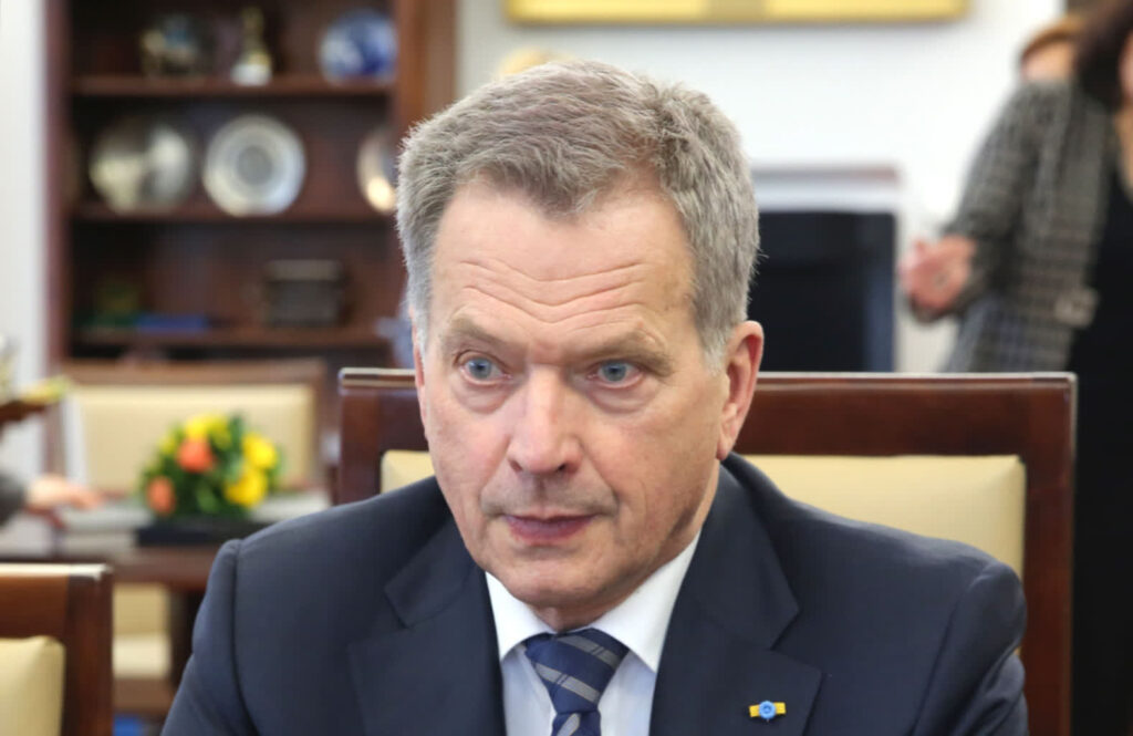 Prezydent Finlandii Sauli Niinistö w Senacie RP. Fot. Autorstwa Kancelaria Senatu Rzeczypospolitej Polskiej, CC BY-SA 3.0 pl, https://commons.wikimedia.org/w/index.php?curid=40240339