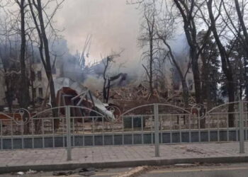 W podziemiach zbombardowanego teatru w Mariupolu nadal przebywa 1300 osób Radio Zachód - Lubuskie