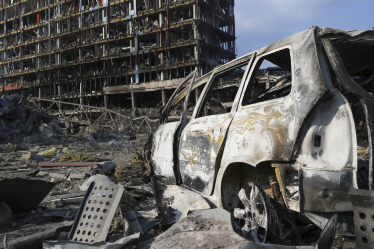 Widok centrum handlowego, które zostało zniszczone w wyniku rosyjskiego ataku w Kijowie w dniu 21 marca. Fot. EPA/NUNO VEIGA