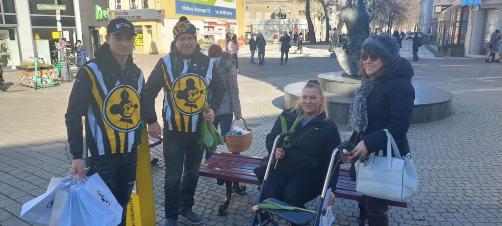 Żużlowcy Falubazu obdarowali kobiety na zielonogórskim deptaku Radio Zachód - Lubuskie