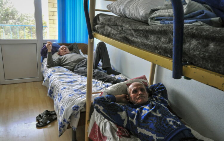 Mieszkańcy Mariupola odpoczywają w tymczasowym ośrodku zakwaterowania dla uchodźców na bazie pensjonatu „Zvezda” w rejonie Neklinowskim obwodu rostowskiego, Rosja, 16 marca 2022 r. Fot. PAP/EPA/EPADY BUDNITSKYKA