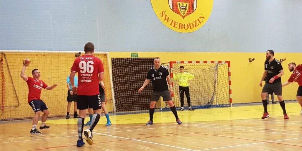 Skandal w meczu Zewu - zawodnik ze Świebodzina uderzony przez kibica! Skandal w meczu Zewu - zawodnik ze Świebodzina uderzony przez kibica! Radio Zachód - Lubuskie