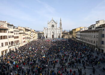 Uczestnicy wydarzenia „MIasta stoją przy Ukrainie” we Florencji we Włoszech, 12 marca 2022 r. Fot. PAP/EPA/AUDIO GIOVANNINICL