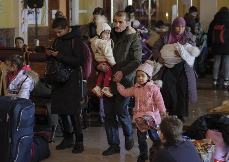Ludzie czekają na pociąg na dworcu kolejowym we Lwowie, próbując uciec przed wojną, 11 marca 2022 r. Fot. PAP/EPA/MYKOŁA TYS