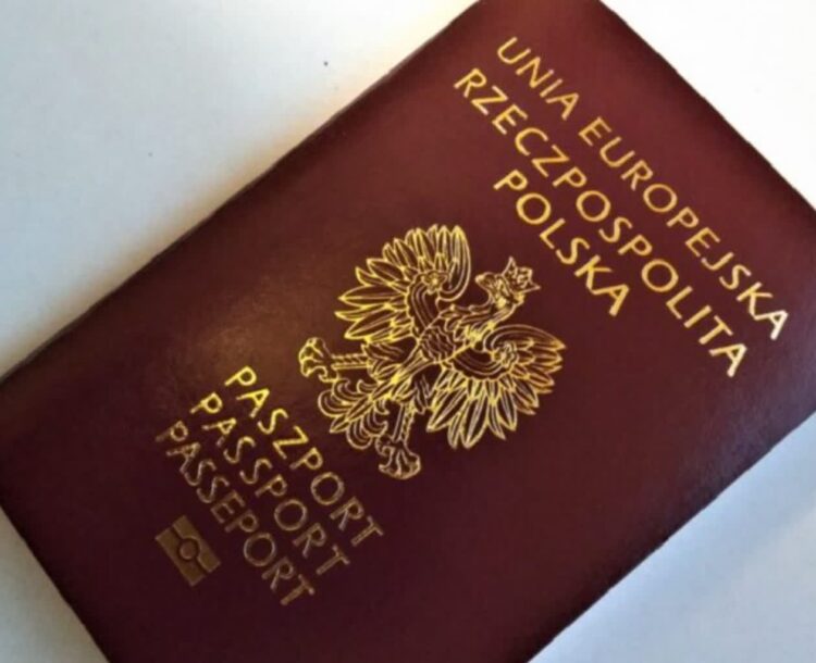 Coraz dłuższ kolejki po paszport w Lubuskim Urzędzie Wojewódzkim Radio Zachód - Lubuskie