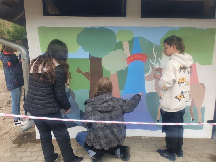 Leśny mural w Bogdańcu Radio Zachód - Lubuskie