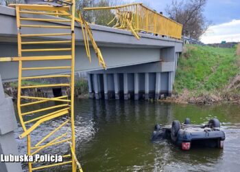 Przebił bariery i spadł z mostu do rzeki. Kierowca był pijany Radio Zachód - Lubuskie