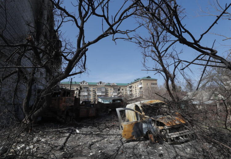 Uszkodzony budynek mieszkalny i samochody w Makarowie pod Kijowem. Fot. PAP/EPA/SERGEY DOLZHENKO