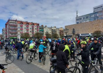 Uczestnicy masy rowerowej z mapą w rękach Radio Zachód - Lubuskie