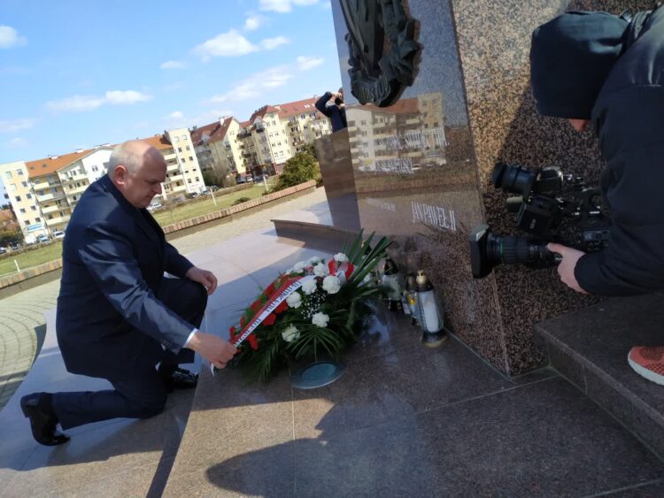 Kwiaty pod pomnikiem Papieża Polaka w Gorzowie Radio Zachód - Lubuskie