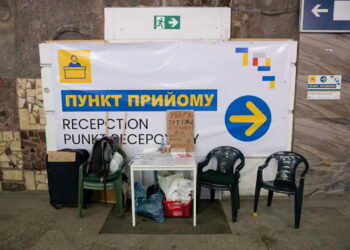 Nowy punkt recepcyjny dla uchodźców z Ukrainy zorganizowany w budynku starego Dworca Głównego PKP w Poznaniu. Fot. PAP/Jakub Kaczmarczyk