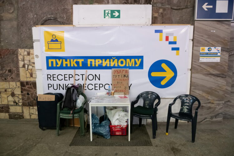 Nowy punkt recepcyjny dla uchodźców z Ukrainy zorganizowany w budynku starego Dworca Głównego PKP w Poznaniu. Fot. PAP/Jakub Kaczmarczyk