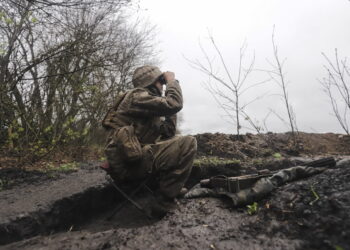 Ukraińscy żołnierze zajmują pozycje w rejonie Charkowa na Ukrainie, 20 kwietnia 2022 r. Charków, drugie co do wielkości miasto Ukrainy, wraz z ościennymi miejscowościami doświadczyło powtarzających się nalotów sił rosyjskich. Fot. PAP/EPA/STR