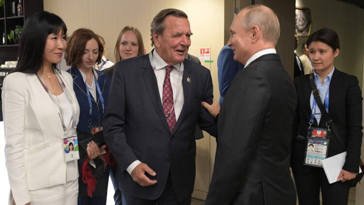 Gerhard Schroeder, Władimir Putin, Fot. PAP/EPA/ALEXEI DRUZHININ/SPUTNIK / KREMLIN POOL