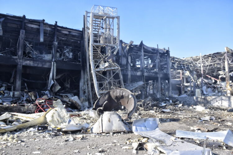Zniszczenia po ataku rakietowym w Odessie w nocy z 9 na 10 maja 2022r. Zniszczone centrum handlowe oraz sklep spożywczy. Jedna osoba zginęła, pięć odniosło obrażenia. Fot. PAP/Alena Solomonova