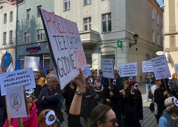 Protest Solidarności w sprawie podwyżek dla pracowników miejskich instytucji w Zielonej Górze Radio Zachód - Lubuskie