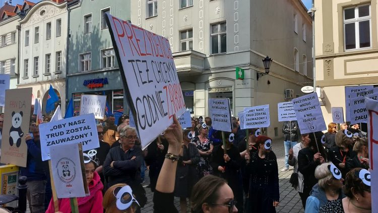 Protest Solidarności w sprawie podwyżek dla pracowników miejskich instytucji w Zielonej Górze Radio Zachód - Lubuskie
