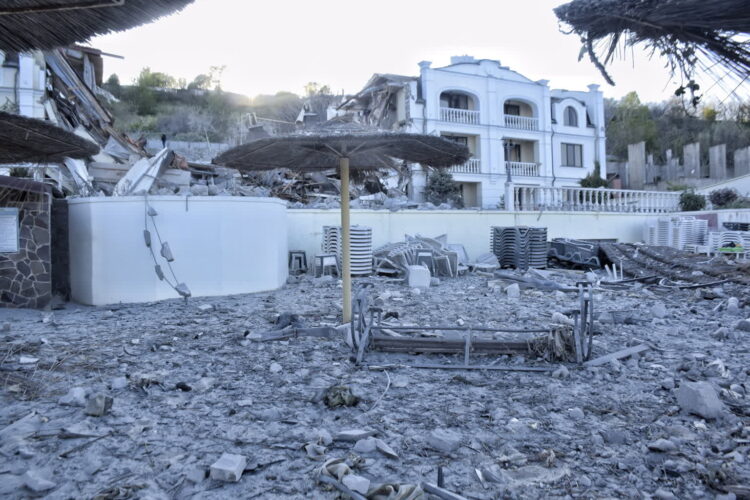 Zniszczenia po rosyjskim ataku lotniczym w Odessie, 8 maja 2022r. Trwa atak Rosji na Ukrainę. Fot. PAP/Alena Solomonova