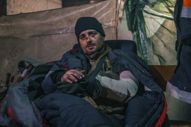 Ranny ukraiński żołnierz w schronie w Hucie Azowstal w Mariupolu na Ukrainie, 10 maja 2022 r. Fot. PAP/EPA/REGIMENT AZOV PRESS SERVICE HANDOUT