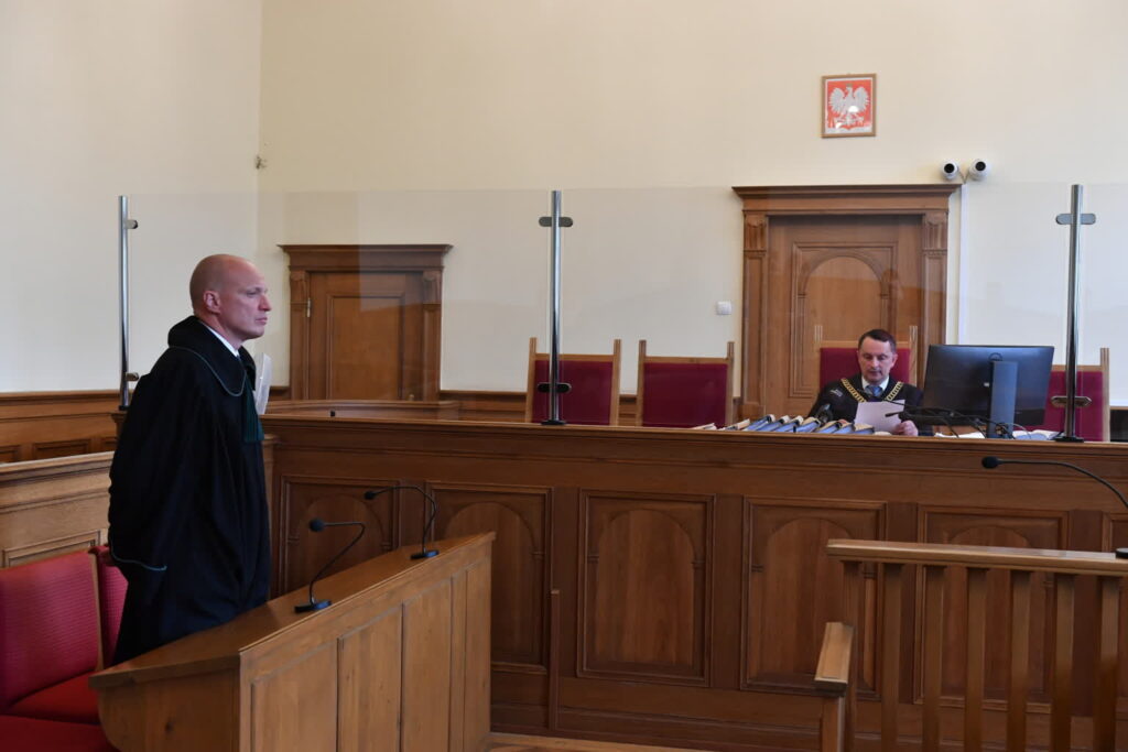 Obrońca oskarżonego Hansa G. mec. Piotr Malach (L) oraz sędzia Andrzej Haliński (P) na sali rozpraw Sądu Okręgowego w Gdańsku. Fot. PAP/Adam Warżawa