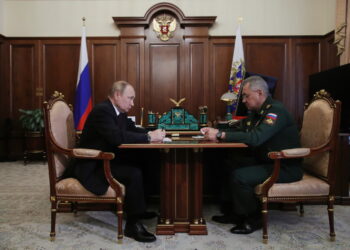 Prezydent Rosji Władimir Putin i rosyjski minister obrony Siergiej Szojgu na Kremlu w Moskwie, 4 lipca 2022 r. Fot. PAP/EPA/KREMLIN POOL