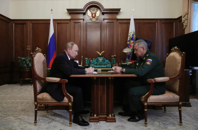 Prezydent Rosji Władimir Putin i rosyjski minister obrony Siergiej Szojgu na Kremlu w Moskwie, 4 lipca 2022 r. Fot. PAP/EPA/KREMLIN POOL