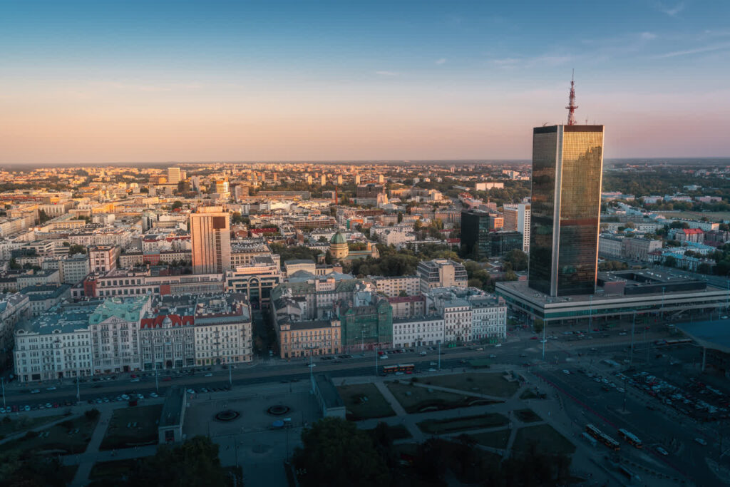 W centrach miast potrafi być cieplej nawet o 5-7 st. w stosunku do peryferiów. Fot. Envato