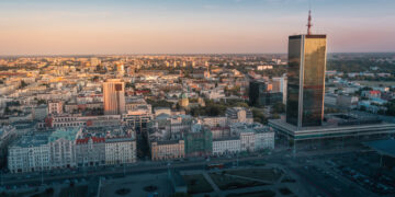 W centrach miast potrafi być cieplej nawet o 5-7 st. w stosunku do peryferiów. Fot. Envato