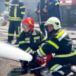 Strażacy pracujący przy gaszeniu pożaru w porcie morskim w Odessie na południu Ukrainy. Ukraińskie władze poinformowały 23 lipca, że pożar w porcie został spowodowany atakiem rakietowym. Fot. PAP/EPA/Ministerstwo Spraw Nadzyczajnych Ukrainy