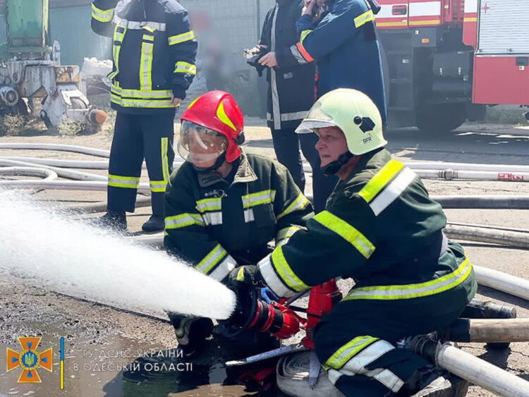Strażacy pracujący przy gaszeniu pożaru w porcie morskim w Odessie na południu Ukrainy. Ukraińskie władze poinformowały 23 lipca, że pożar w porcie został spowodowany atakiem rakietowym. Fot. PAP/EPA/Ministerstwo Spraw Nadzyczajnych Ukrainy