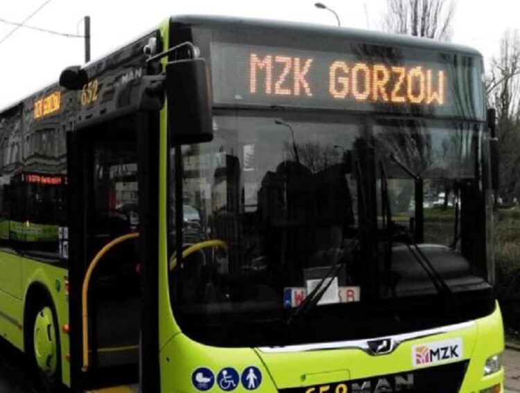Gorzów: na ul. Mickiewicza zapadł się asfalt. MZK zmienił trasę linii T2 Radio Zachód - Lubuskie