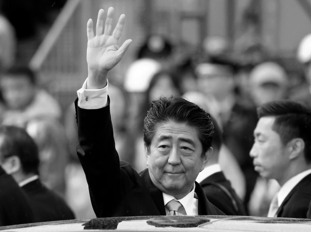 Były premier Shinzo Abe zastrzelony podczas wiecu politycznego Fot. PAP/EPA/FRANCK ROBICHON