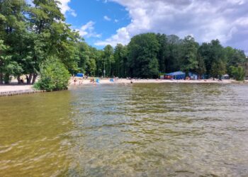 plaża nad Jeziorem Sławskim