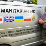 Brytyjski wolontariusz Kevin Roddam, który od miesiąca przebywa na Podkarpaciu skąd busem regularnie wozi dary na Ukrainę. Dociera głęboko na zachód, do najbardziej zrujnowanych wiosek i miast. Fot. PAP/Darek Delmanowicz