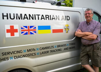 Brytyjski wolontariusz Kevin Roddam, który od miesiąca przebywa na Podkarpaciu skąd busem regularnie wozi dary na Ukrainę. Dociera głęboko na zachód, do najbardziej zrujnowanych wiosek i miast. Fot. PAP/Darek Delmanowicz