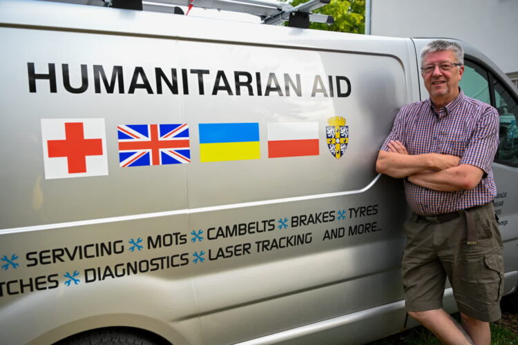 Brytyjski wolontariusz Kevin Roddam, który od miesiąca przebywa na Podkarpaciu skąd busem regularnie wozi dary na Ukrainę. Dociera głęboko na zachód, do najbardziej zrujnowanych wiosek i miast. Fot. PAP/Darek Delmanowicz