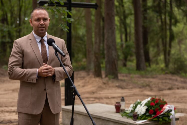 Prezes IPN dr Karol Nawrocki podczas konferencji prasowej dot. odkrycia grobu ofiar niemieckiego obozu w Działdowie – 13 lipca 2022. Fot Mikołaj Bujak (IPN)