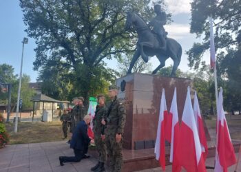 Kwiaty pod pomnikiem marszałka. Wojewódzkie uroczystości rozpoczęte Radio Zachód - Lubuskie