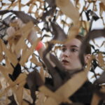 Mieszkańcy Ukraińcy robią sieci kamuflażowe dla ukraińskiego wojska podczas rosyjskiej inwazji we Lwowie, 3 września 2022 r. Około 500 osób zgromadziło się w akcji „Największa sieć kamuflażu Ukrainy”. Fot. PAP/EPA/MYKOLA TYS