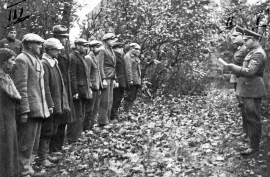 Oficer SS odczytujący wyrok śmierci grupie Polaków na cmentarzu żydowskim w Szubinie 21 października 1939 r. (Zbiory IPN)