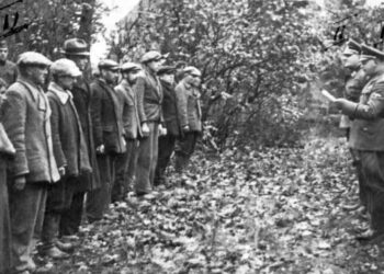 Oficer SS odczytujący wyrok śmierci grupie Polaków na cmentarzu żydowskim w Szubinie 21 października 1939 r. (Zbiory IPN)
