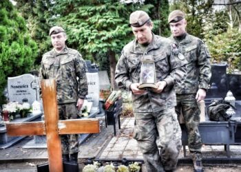 Terytorialsi sprzątali groby zasłużonych Lubuszan Radio Zachód - Lubuskie