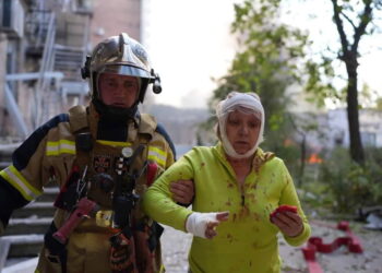 Zdjęcie opublikowane przez służbę prasową Państwowego Pogotowia Ratunkowego (SES) Ukrainy przedstawia ratowników pracujących na miejscu ostrzału w Kijowie na Ukrainie, 10 października 2022 r. Fot. PAP/EPA