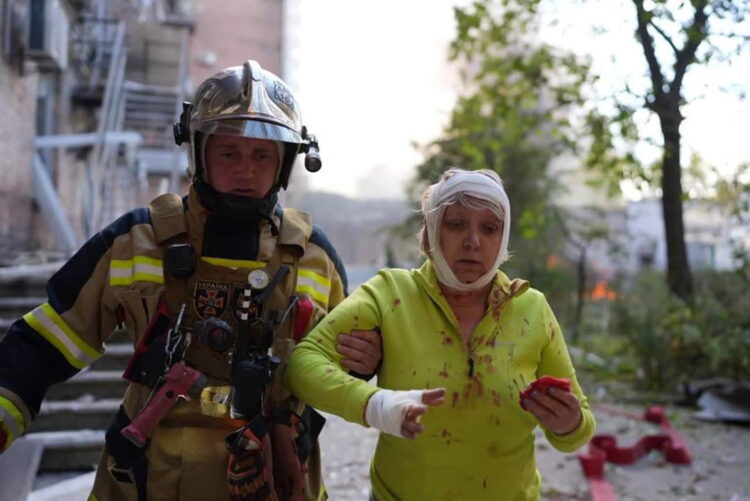 Zdjęcie opublikowane przez służbę prasową Państwowego Pogotowia Ratunkowego (SES) Ukrainy przedstawia ratowników pracujących na miejscu ostrzału w Kijowie na Ukrainie, 10 października 2022 r. Fot. PAP/EPA