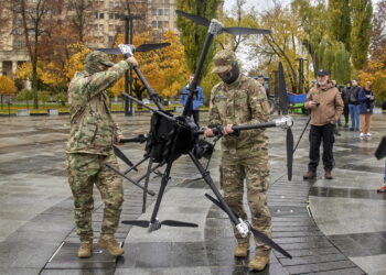 Ukraińscy żołnierze obsługują drona bojowego w centrum Charkowa na Ukrainie, 27 października 2022 r., podczas jego prezentacji. Fot. PAP/EPA/SERGEY KOZLOV