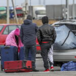 Rosjanie odprawiają się na przejściu granicznym Rosja-Kazachstan koło Troicka, obwód czelabiński, Rosja, 30 września 2022. Tysiące Rosjan opuściło Rosję po tym, jak prezydent Rosji Putin ogłosił częściową mobilizację Fot. PAP/EPA VEL TABARCHUKPA