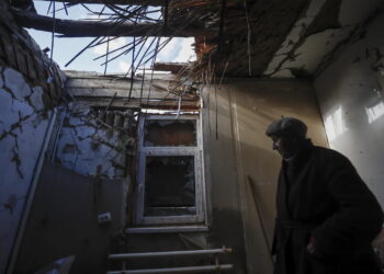 77-letnia Ukrainka Ludmiła pokazuje swój zniszczony, wciąż zamieszkiwany przez nią dom w mieście Izyum, obwód charkowski na Ukrainie, 13 października 2022 r. Fot. PAP/EPA/ATEF SAFADI