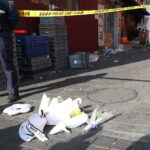 Kwiaty na otoczonym kordonem obszarze, gdzie doszlo do paniki podczas obchodów Halloween, w Seulu w Korei Południowej, 30 października 2022 r. Fot. PAP/EPA/YONHAP