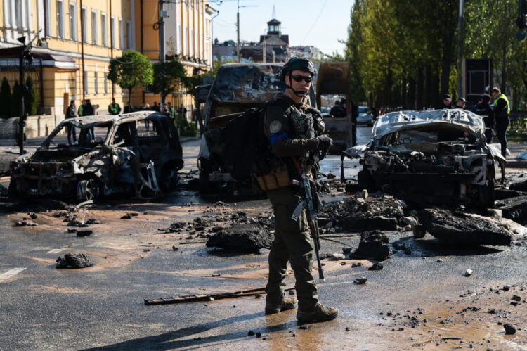 Zniszczenia po ataku rakietowym na Kijów, 10 bm. Fot. PAP/Viacheslav Ratynskyi